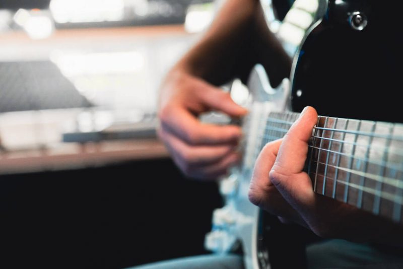 Gitarrenaufnahme im Studio der audiomarketeers für die Videovertonung