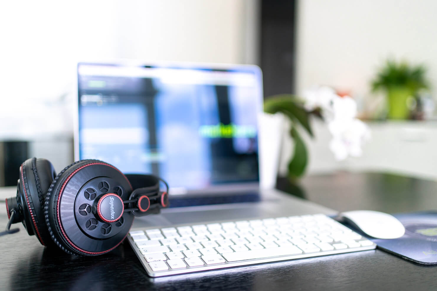 Studiokopfhörer und Laptop mit Audio-Waveform im Tonstudio der audiomarketeers