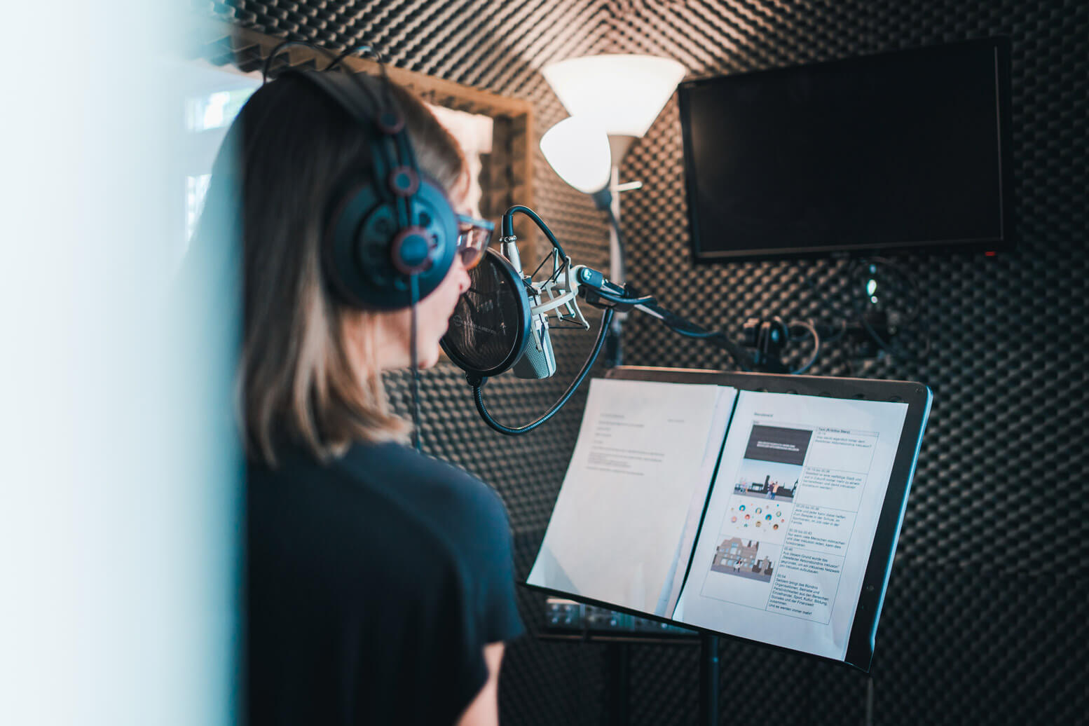 Sprecherin im akustisch optimierten Tonstudio der audiomarketeers bei einer Voice-over-Aufnahme